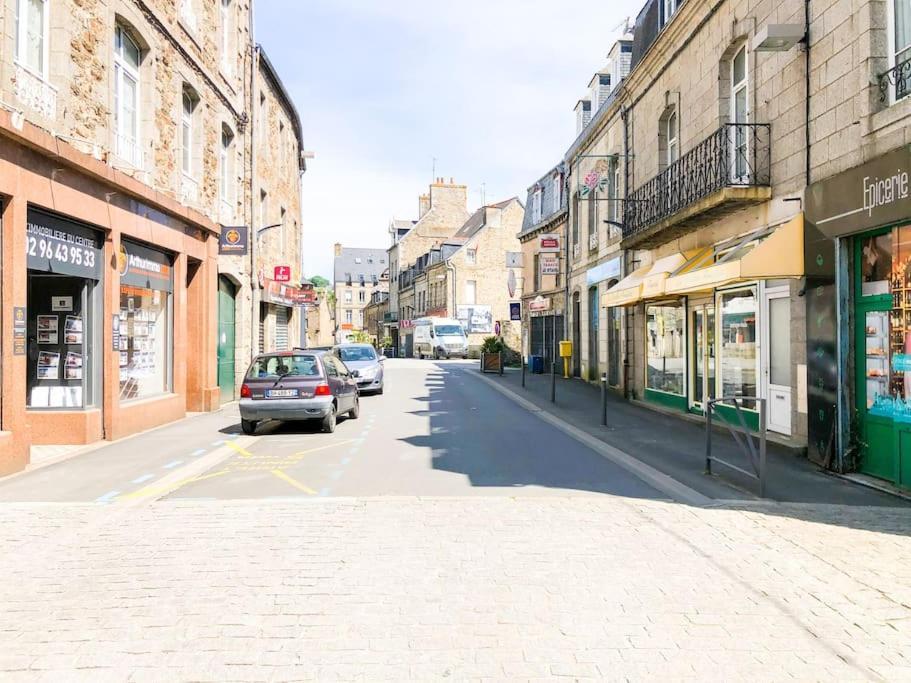 Nouveau ** Le Raffine Au Coeur De Guingamp ** Parking Exterior photo