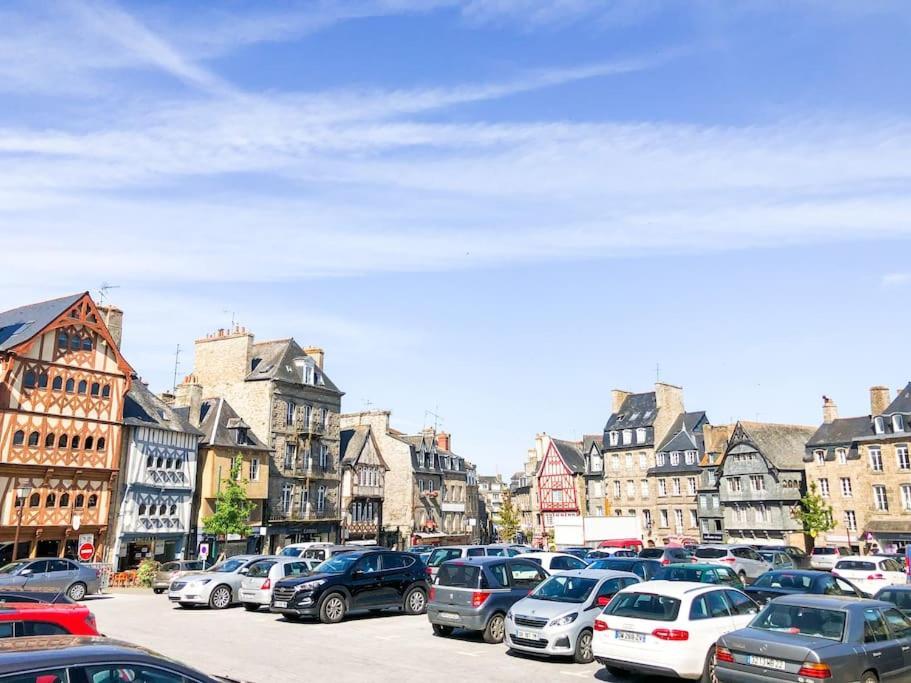 Nouveau ** Le Raffine Au Coeur De Guingamp ** Parking Exterior photo