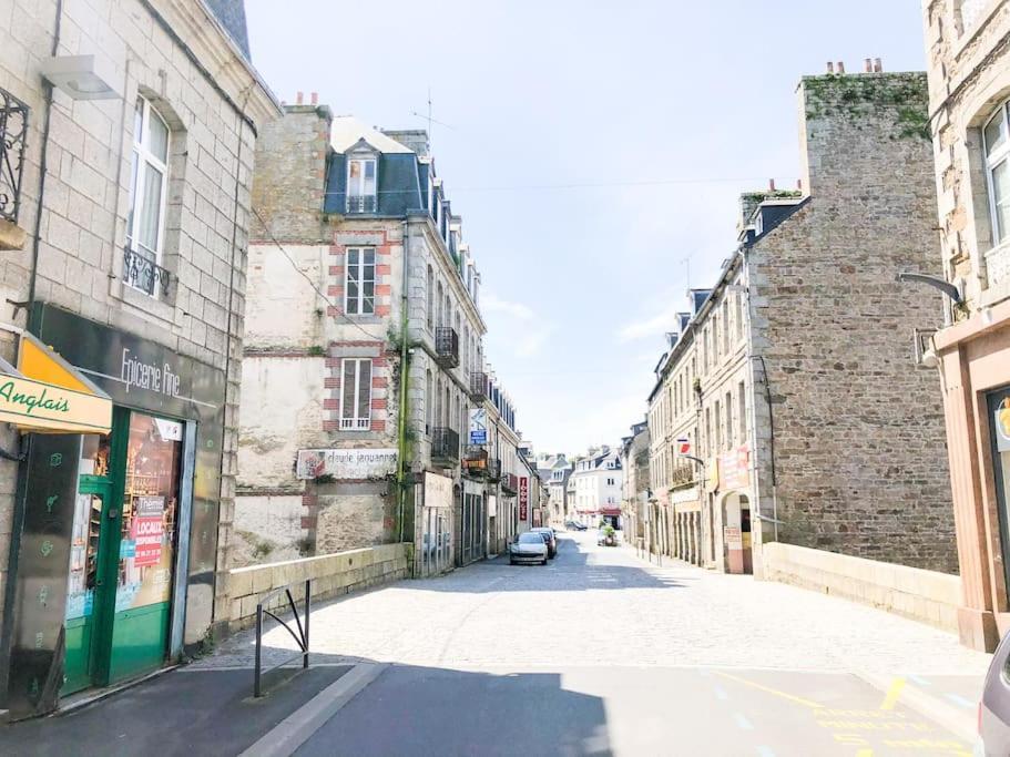 Nouveau ** Le Raffine Au Coeur De Guingamp ** Parking Exterior photo